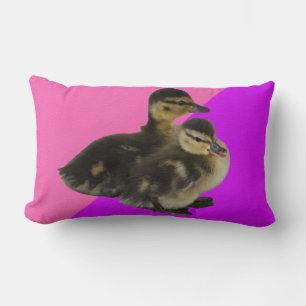 Cojín Lumbar Patitos sobre frambuesa rosa y sorbete morado