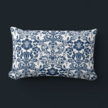 Cojín Lumbar Patrón de Damasco floral azul marino<br><div class="desc">Añade esta almohada elegante y clásica a tu espacio. Cuenta con un patrón de damasco floral ornamental de color azul marino. Esta almohada azul adamascada será perfecta para sus dormitorios o salones. Hay otros colores disponibles.</div>