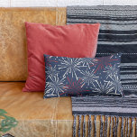 Cojín Lumbar Patrón de fuegos artificiales rojo blanco y azul<br><div class="desc">Celebra el verano con nuestra almohada azul marino de lanzamiento que presenta un patrón alarmante de fuegos artificiales reventados en marfil rojo y suave,  perfecto para tu decoración a mediados de verano o el 4 de julio. El patrón se repite al revés.</div>