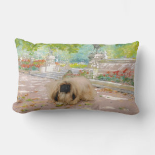 Cojín Lumbar Pekinés miel en entorno floral