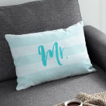 Cojín Lumbar Personalice con el nombre Mr. Preppy Blue Stripes<br><div class="desc">Almohada con "Mr." en escritura de pincel azul contra un fondo de rayas azules preppy. Ideal para recién casados o aniversarios. Personalízalo reemplazando el texto del marcador de posición. Para obtener más opciones, como cambiar el tipo de letra y su tamaño, haga clic en el botón "Personalizar". *Tenga en cuenta...</div>