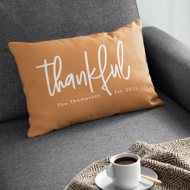 Cojín Lumbar Personalizado Agradecimiento Día de Acción de Grac (Thankful orange thanksgiving family autumn throw pillow)
