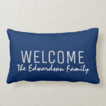 Cojín Lumbar Personalizado moderno del monograma de la familia<br><div class="desc">Los azules marinos modernos acogen con satisfacción el nombre del monograma de la familia,  almohada de encargo.
Usted puede cambiar fácilmente el texto.</div>