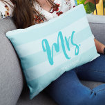 Cojín Lumbar Personalizar con el nombre de la Sra. Preppy Blue<br><div class="desc">Almohada con "Mrs." en escritura de pincel azul contra el fondo de un patrón de rayas azules. Ideal para recién casados o aniversarios. Personalízalo reemplazando el texto del marcador de posición. Para obtener más opciones, como cambiar el tipo de letra y su tamaño, haga clic en el botón "Personalizar". *Tenga...</div>