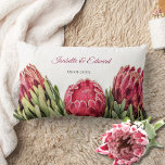 Cojín Lumbar Pilar de rodillo de la pareja floral de Proteas bo<br><div class="desc">Ceremonia de Boda de la pareja de novias florales de Proteas botánicas de rodillo almohada.</div>