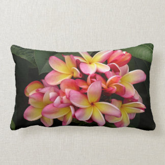 Cojín Lumbar Pilar Plumeria rosa y amarilla Bonito