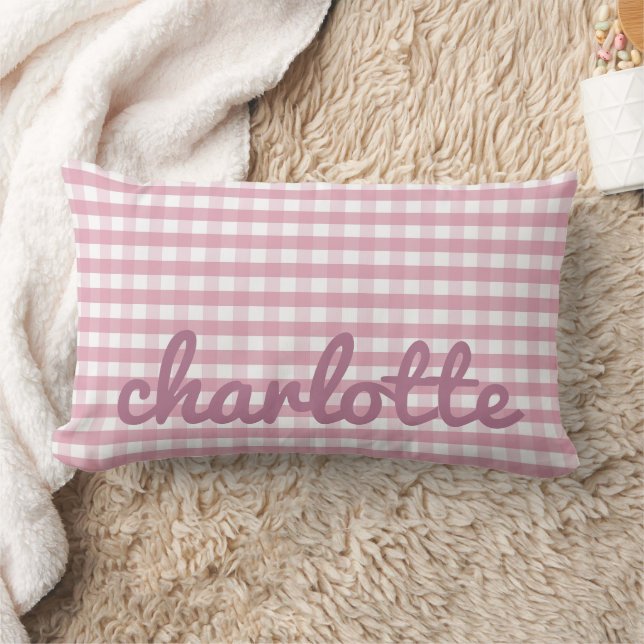 Cojín Lumbar Pilar rosado de Gingham con nombre en letra manusc (Manta)