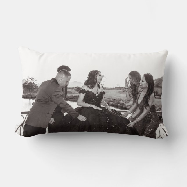 Cojín Lumbar Pillow blanco y negro - Familia Vasquez (Anverso)