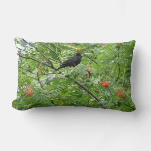 Cojín Lumbar Pillow de ave negra y moras
