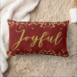 Cojín Lumbar Pillow del Purpurina de oro alegre<br><div class="desc">Borgoña de fondo con bordes purpurinas en la parte superior e inferior con un guión "Joyful" escrito a mano en el medio.</div>