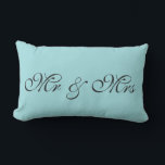 Cojín Lumbar Pillow lumbar azul de huevo de Robin<br><div class="desc">Este es un cojín lindo en el color azul del huevo de un ladrón que es perfecto para la habitación. El Sr. & Mrs. está escrito en esta almohada azul en un guión elegante,  que puede ser fácilmente personalizado con un monograma,  nombre o apellido para la habitación de cualquiera.</div>