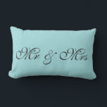Cojín Lumbar Pillow lumbar azul de huevo de Robin<br><div class="desc">Este es un cojín lindo en el color azul del huevo de un ladrón que es perfecto para la habitación. El Sr. & Mrs. está escrito en esta almohada azul en un guión elegante,  que puede ser fácilmente personalizado con un monograma,  nombre o apellido para la habitación de cualquiera.</div>