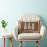 Cojín Lumbar Piñas personalizadas<br><div class="desc">Tres piñas acentúan esta almohada lumbar,  ideal para tu casa o un regalo para un nuevo propietario personalizado con tu apellido en un patrón de impresión de madera trenzada. (No es madera real,  es un ilustracion impreso a todo color.)</div>
