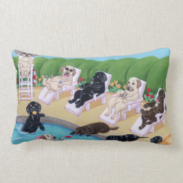 Cojín Lumbar Pintura de Labradors del fiesta del Poolside