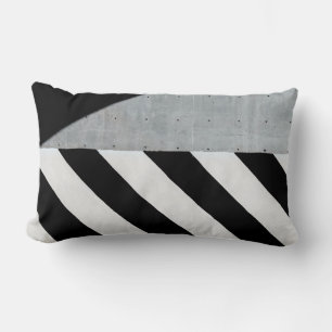 Cojín Lumbar Pintura rayada diagonal blanca y negra en la pared