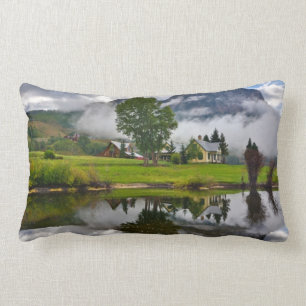 Cojín Lumbar Poca casa en niebla en el lago