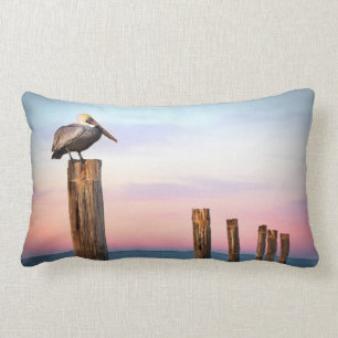Cojín Lumbar Postes y una playa del pelícano el   fuerte Myers,