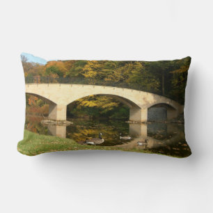 Cojín Lumbar Puente arcoiris en otoño en el Grove City College