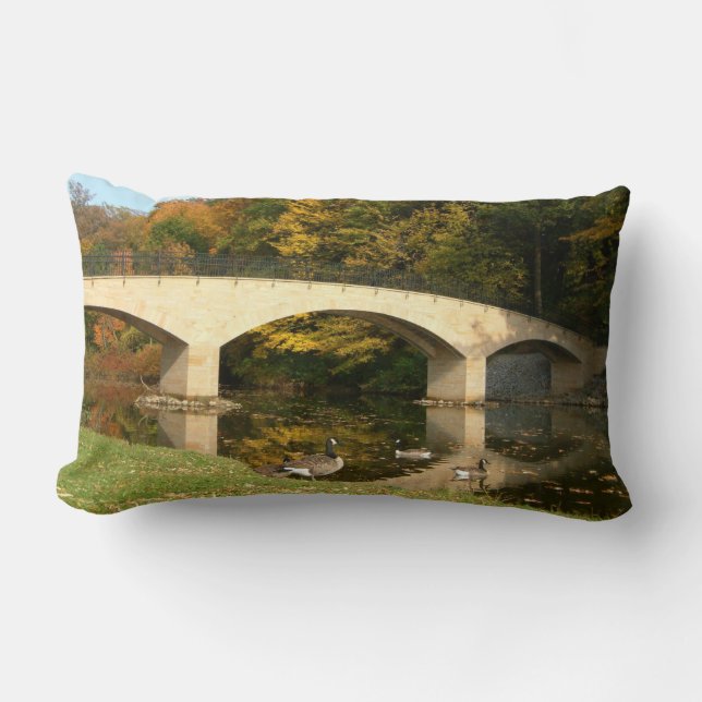 Cojín Lumbar Puente arcoiris en otoño en el Grove City College (Anverso)