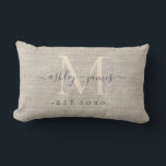 Cojín Lumbar Recuerdo de boda de lino beige con guión monograma<br><div class="desc">Elegante cojín recuerdo de boda de efecto de lino beige tejido con texto en caligrafía manuscrita chic en negro claro y tipografía moderna y elegante. Simplemente agregue sus nombres, monograma y fecha de boda. Gran regalo de lujo para la pareja recién casada. Diseñado exclusivamente para usted por Happy Dolphin Studio....</div>