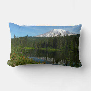 Cojín Lumbar Reflejo del lago del Monte Rainier con flores silv