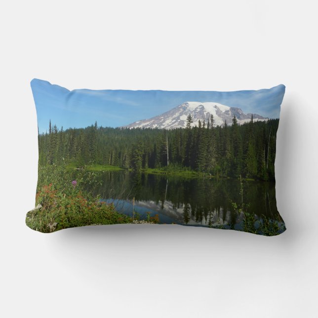 Cojín Lumbar Reflejo del lago del Monte Rainier con flores silv (Anverso)
