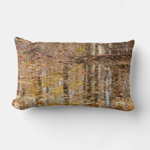 Cojín Lumbar Reflexión en Creek conservado en el parque Greenbe