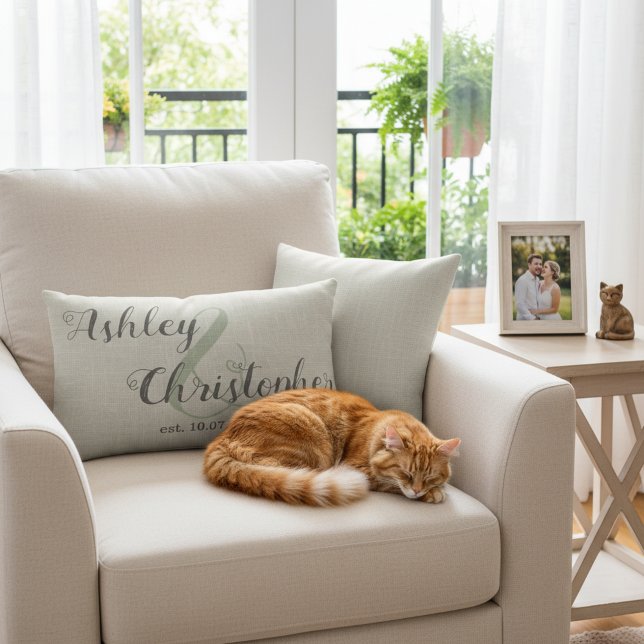 Cojín Lumbar Regalo Boda personalizado: Tira de granjas grises (Wedding gift idea: Personalized neutral color pillow with newlyweds' names and wedding date.)