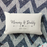 Cojín Lumbar Regalo de mamá y papá nuevos padres de personaliza<br><div class="desc">Celebre el nacimiento de su hijo con esta almohada de tiro estilo casa de campo de moda con sus nombres y año establecido en una máquina de escribir de carbón vintage y diseño de escritura junto a las dulces flechas a mano y el corazón. ¡Elige tu propio color de fondo!...</div>