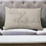 Cojín Lumbar Regalo Rústico De Calentamiento De Hogares Para Un<br><div class="desc">Calentamiento rústico de la casa o regalo de boda para una pareja. almohada decorativa personalizada en tonos terruños y azules con el nombre y la fecha de la pareja. Celebra la relación y añade un acento decorativo de buen gusto al hogar. Los colores neutros de aspecto natural encajarán en casi...</div>