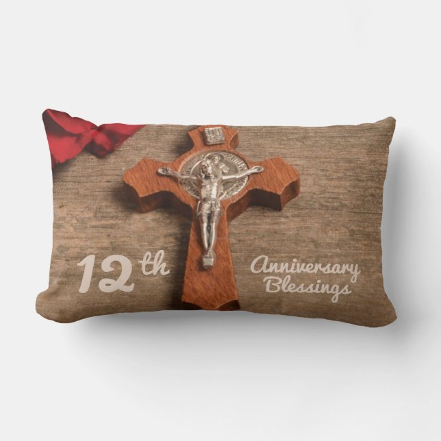 Cojín Lumbar Rosa y Rosario del 12º Aniversario de la Ordenació (Anverso)