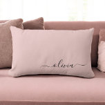 Cojín Lumbar Rubor Dusty Pink Girly Script Monograma Nombre mod<br><div class="desc">El Monograma Rosa Polvoriento De Rubor Añade Su Propio Nombre Lumbar Pillow. Esto hace que el dulce perfecto cumpleaños 16,  boda,  ducha de novia,  aniversario,  ducha de bebé o fiesta de soltera sea regalo para alguien que ama el lujo glam y los estilos de moda.</div>