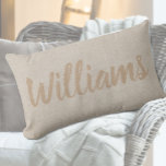 Cojín Lumbar Rústica Faux Burlap Caligrafía Familia Nombre Pill<br><div class="desc">El nombre rústico de la familia arroja almohada para su casa o para regalarla como un maravilloso regalo personalizado. Esta clásica casa de campo cuenta con una almohada personalizada con una paleta de color crema y bronceado neutro y una textura de estilo burlap impresa. Se personaliza con un gran guión...</div>