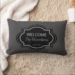 Cojín Lumbar Rústico apellido de familia año de establecimiento<br><div class="desc">Almohada lumbar de bienvenida rústica con apellido y año de establecimiento. Puedes agregar tu propio texto,  nombre y año de establecimiento para personalizar.</div>