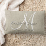 Cojín Lumbar Rústico aspecto de la línea con monograma blanco<br><div class="desc">Regalo boda personalizado para recién casados.Rústico aspecto de lino impreso y almohada inicial monograma blanco con nombres de novias y novios y fecha boda en un diseño de tipo de letra superpuesta en un fondo de efecto fotográfico de lino beige IMPRESO. Elke Clarke© para MonogramGallery en Zazzle. Hace un gran...</div>