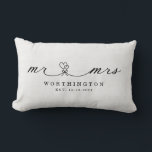 Cojín Lumbar Rústico Sr. y la Sra. Newlyw Boda Gift<br><div class="desc">Haga que su regalo a los recién casados sea memorable con esta caligrafía dulce Mr. y Mrs. calligraphy font con un ramo cardíaco,  con un fondo de efecto burlap. Fácilmente personalizable con el nombre y la fecha de su elección.</div>