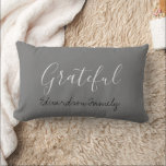 Cojín Lumbar Rústico y elegante nombre familiar graso oscuro<br><div class="desc">Guión moderno rústico de agradecimiento gris oscuro,  almohada de nombre familiar Lumbar. Puede agregar su propio texto y nombre para personalizar.</div>