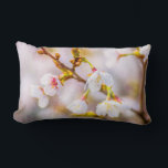 Cojín Lumbar Sakura - Florecimiento de cerezo japonés<br><div class="desc">Vista de cerca de un cerezo japonés florido en primavera. La cereza japonesa se llama sakura. La temporada de florecimiento del sakura comienza a finales de marzo y dura hasta principios de mayo. Este periodo se llama tiempo Hanami o la temporada de observar y disfrutar de la belleza del sakura...</div>