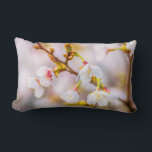 Cojín Lumbar Sakura - Florecimiento de cerezo japonés<br><div class="desc">Vista de cerca de un cerezo japonés florido en primavera. La cereza japonesa se llama sakura. La temporada de florecimiento del sakura comienza a finales de marzo y dura hasta principios de mayo. Este periodo se llama tiempo Hanami o la temporada de observar y disfrutar de la belleza del sakura...</div>