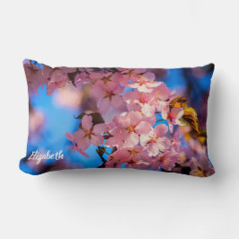 Cojín Lumbar Sakura Garland rosa fresco, cielo azul