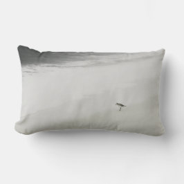 Cojín Lumbar Sandpiper costero en la playa