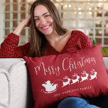 Cojín Lumbar Santas Sleigh Merry Christmas Red<br><div class="desc">Una almohada roja de temporada divertida para la decoración de vacaciones de tus Navidades con una silueta de renos que vuelan en trineo de Santa por el aire,  "Feliz Navidad" en un moderno guión blanco y tu nombre en una simple tipografía blanca.</div>