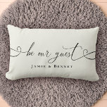 Cojín Lumbar Sea nuestro Personalizado invitado Textos Moderno<br><div class="desc">Moderna y moderna caligrafía de escritura con florecientes lecturas de "Be our guest" en esta elegante almohada lumbar de tiro negro y marfil,  perfecta para recibir a los huéspedes en su casa,  alquiler de vacaciones o alojamiento y desayuno.</div>