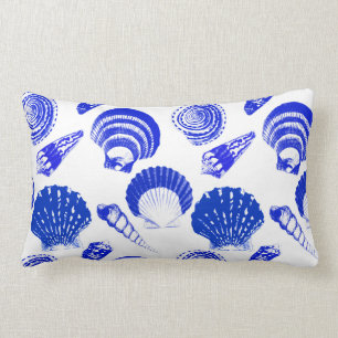 Cojín Lumbar Seashells - azul de cobalto en un fondo blanco