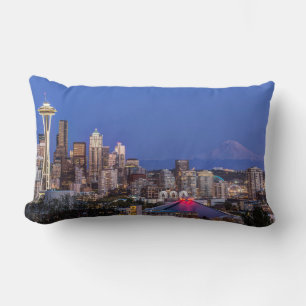 Cojín Lumbar Seattle, el centro y el monte Rainier en Twilight
