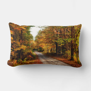 Cojín Lumbar Sendero de madera con follaje de otoño