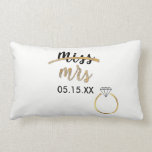 Cojín Lumbar Señorita Black & Gold, Sra. Name Date Lumbar Pillo<br><div class="desc">¡No es lindo! Una almohada lumbar reversible de Relieve metalizado negro, blanco y falso dorado con letra "miss" y "mrs" en un lindo guion con letras a mano, con 'miss' alineado con un falso Relieve metalizado de oro, y un falso anillo de diamantes de Relieve metalizado dorado en la parte...</div>