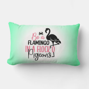 Cojín Lumbar Ser un flamenco en una bandada de palomas