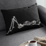 Cojín Lumbar Skeleton lanza Halloween negro<br><div class="desc">Este diseño se puede personalizar eligiendo la opción Editar diseño. También puede transferir a otros artículos. Póngase en contacto conmigo en colorflowcreations@gmail.com o utilice la opción de chat en la parte superior de la página si desea tener este diseño en otro producto o necesita ayuda con este diseño. Ver más...</div>