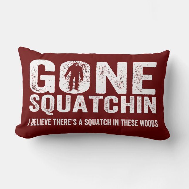 Cojín Lumbar Squatchin ido (apenado) Squatch en estas maderas (Anverso)
